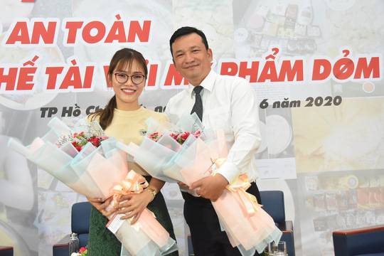 Bác sĩ da liễu Kiều Mai Mỹ Dung và luật sư Nguyễn Minh Thuận tham dự tọa đàm