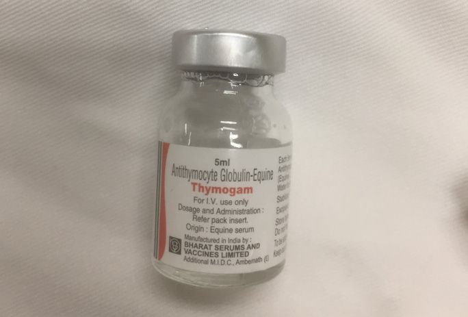 Bệnh viện Truyền máu - Huyết học TP HCM (ảnh trên) và lọ thuốc Thymogam hết hạn sử dụng truyền cho một bệnh nhi. Ảnh: SỸ HƯNG Bệnh viện Truyền máu - Huyết học TP HCM (ảnh trên) và lọ thuốc Thymogam hết hạn sử dụng truyền cho một bệnh nhi. Ảnh: SỸ HƯNG
