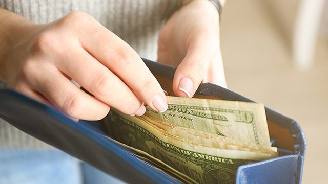 Giới hạn chi tiêu trong 10 USD/ngày Giới hạn chi tiêu trong 10 USD/ngày