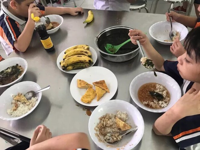 Bữa ăn của con trẻ khiến phụ huynh bức xúc Bữa ăn của con trẻ khiến phụ huynh bức xúc
