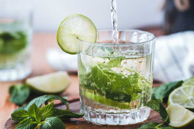 Thêm vài lát chanh vào nước có thể làm tăng hương vị của nước và khuyến khích mọi người uống nhiều nước hơn để ngăn ngừa phù nề do uống không đủ nước.