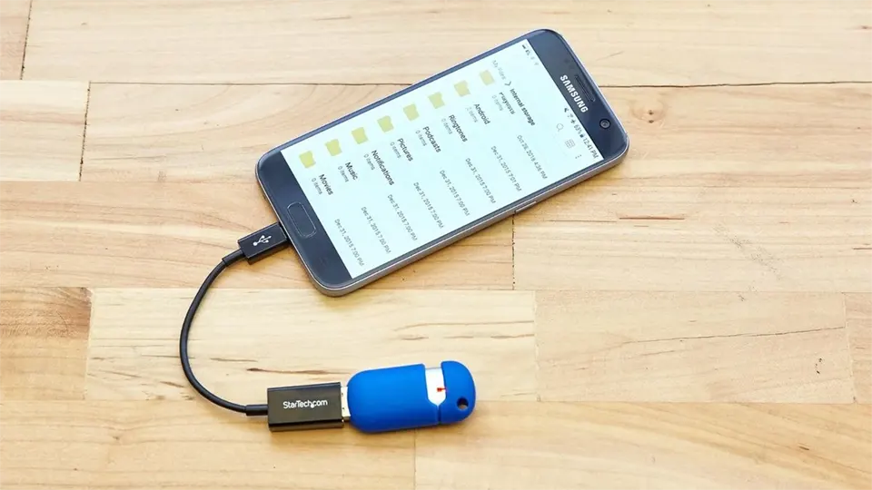 Mở rộng khả năng lưu trữ với USB cắm vào cổng sạc điện thoại