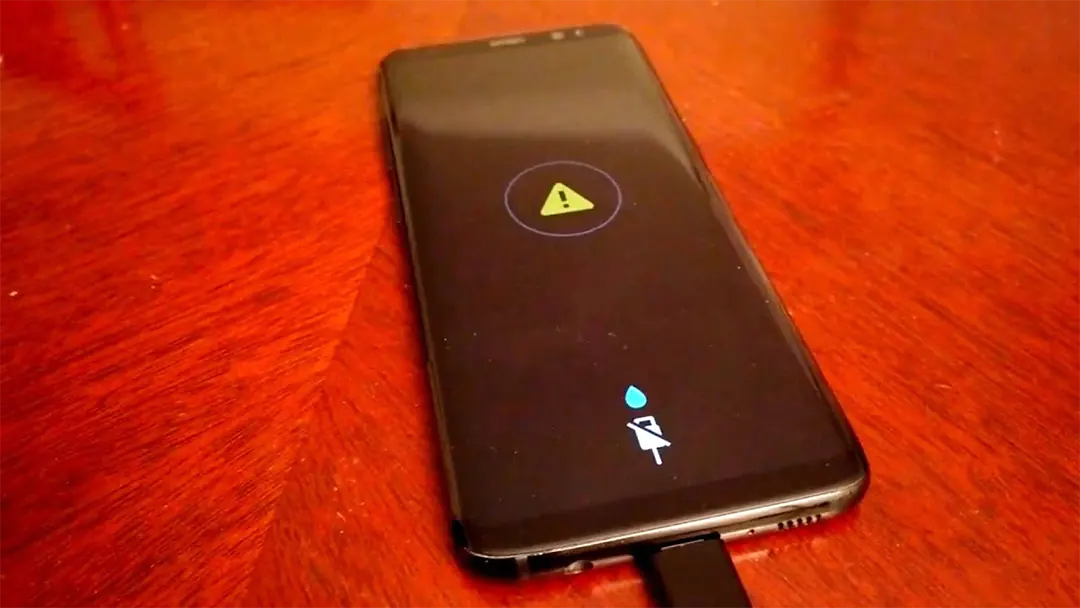 Cách loại bỏ nước khỏi cổng sạc điện thoại an toàn và nhanh nhất