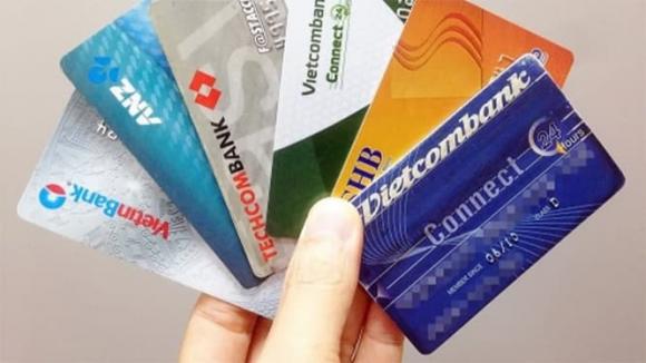 Không có tiền trong tài khoản, nên 'khóa thẻ ngân hàng' hay giữ lại?