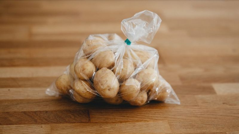 Không nên bảo quản khoai tây trong túi nilon.