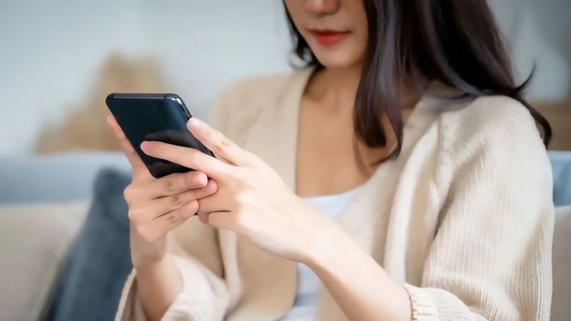 Thường cầm điện thoại theo 3 cách này chính là biểu hiện của EQ thấp - 2