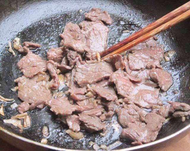 Đợi cho dầu sôi, chảo nóng mới cho thịt bò vào thực tế là một hành động sai lầm (Ảnh minh hoạ)