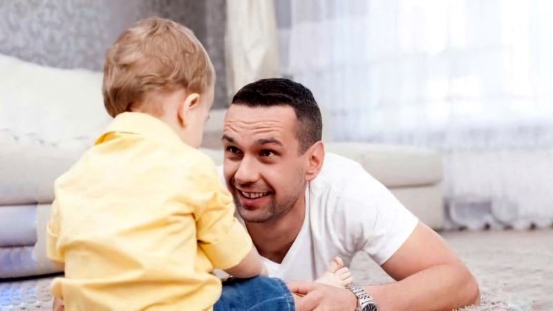 Cha mẹ nên dùng sự tôn trọng các con, coi con như người bạn để chia sẻ, đồng cảm, giúp con hình thành trí tuệ cảm xúc hài hòa, cân đối