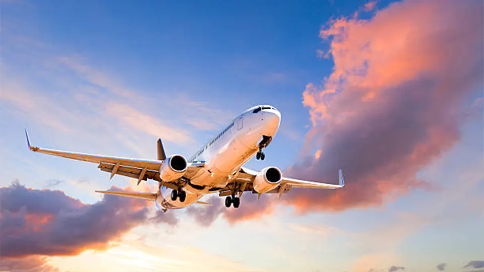 Vì sao máy bay không bay thẳng, đường bay cong như vòng cung?