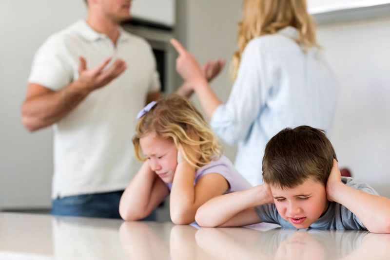 Bố mẹ bất hòa dễ khiến tuổi thơ trẻ nhỏ bị ảnh hưởng. Ảnh minh họa