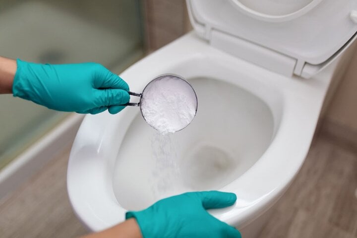 Rắc muối vào bồn cầu có nhiều tác dụng bất ngờ, ai cũng nên biết.