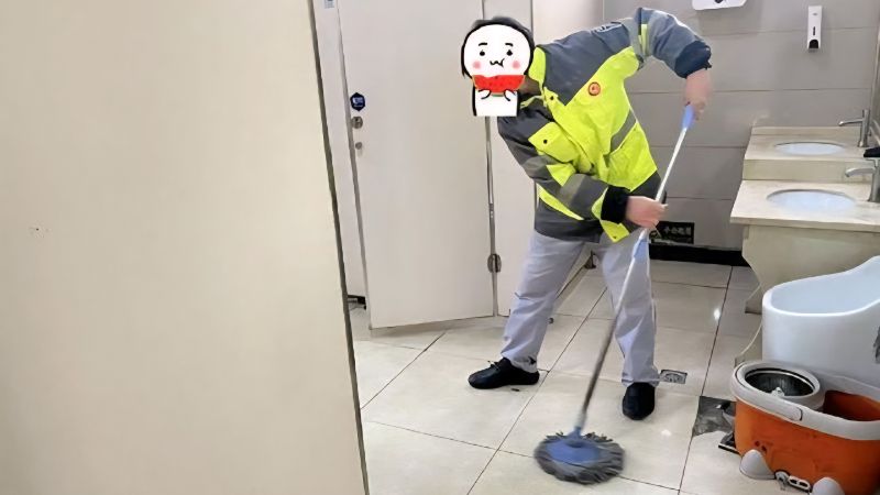 Tại sao cánh cửa nhà vệ sinh công cộng luôn có khe hở - Ảnh minh họa 2