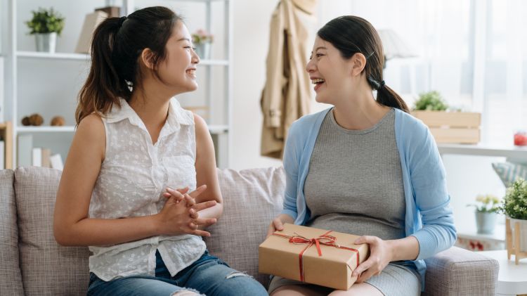 Đến nhà người khác cùng với cảm xúc tiêu cực