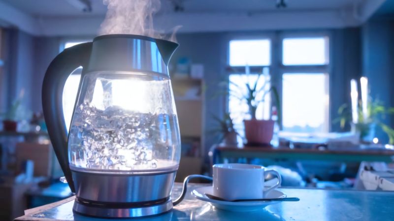 Dùng ấm siêu tốc kiểu này rất nguy hiểm: Lỗi đầu tiên nhiều gia đình vẫn đang làm