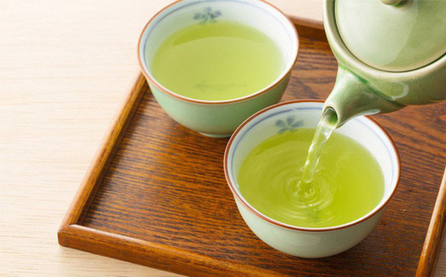 Cố tình pha trà bằng nước ấm, hòa thượng già chỉ cho chàng trai 1 đạo lý, giúp rũ bỏ hết muộn phiền, bất mãn với cuộc sống Cố tình pha trà bằng nước ấm, hòa thượng già chỉ cho chàng trai 1 đạo lý, giúp rũ bỏ hết muộn phiền, bất mãn với cuộc sống