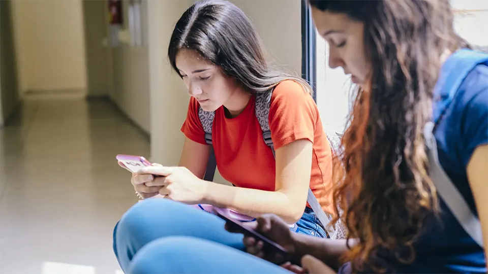 Tại sao cấm trẻ dùng điện thoại không có ích gì? Đây là cách hiệu quả hơn