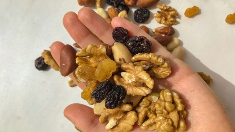 Ăn bao nhiêu hạt mỗi ngày dịp Tết để không sợ béo?