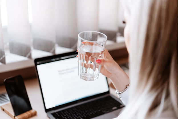 Uống đủ nước và tiết chế lượng caffeine nạp vào