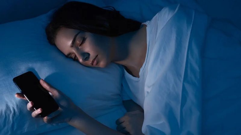 Cảnh báo : Hậu quả khôn lường khi để điện thoại bên giường khi ngủ