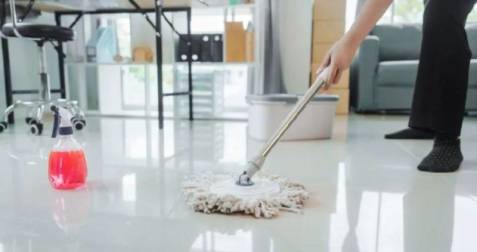 Vì sao lau nhà xong có mùi tanh và cách xử lý vấn đề này