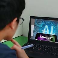 Lý do chatbot AI dễ thay đổi câu trả lời khi bị người dùng chất vấn