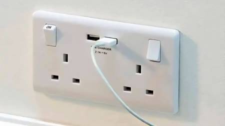 Nguy cơ tiềm ẩn từ ổ cắm điện USB nhiều người bỏ qua